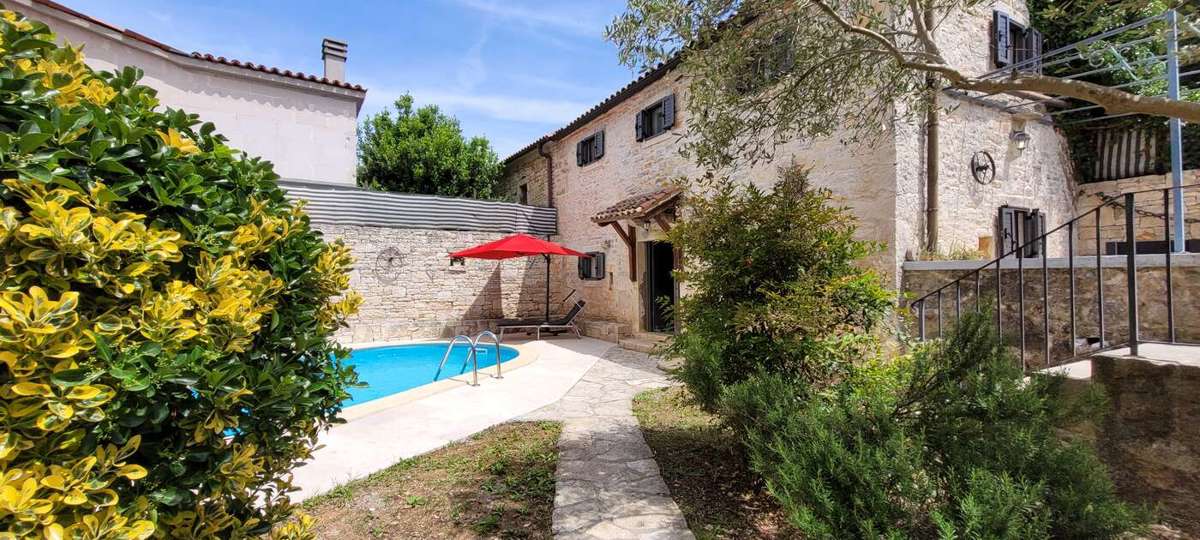 Tenuta con due case in pietra e piscina